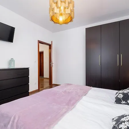 Apartment On Krupowki Street With Mountain View By Renters Zakopane
